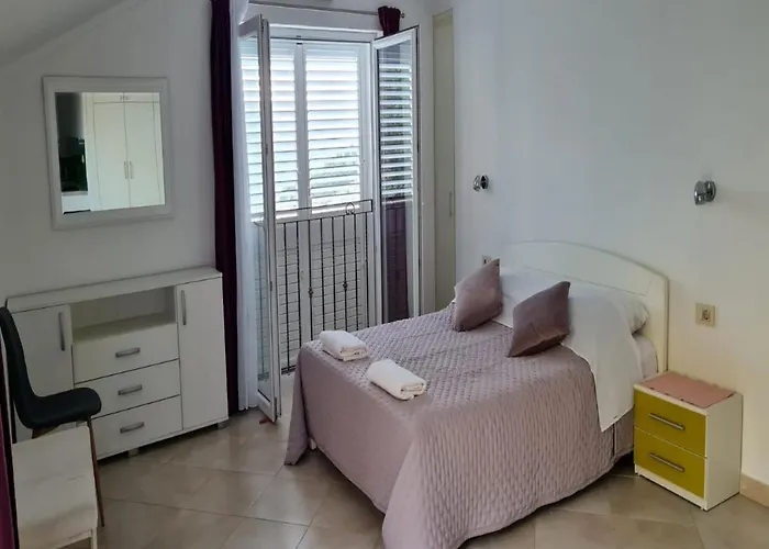 Vikendica Mico Drvenik (Split-Dalmatia)